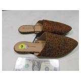 New CHARLES ALBERT Womens sz9 Slip On Sandals