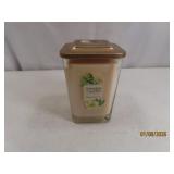 19.5oz large YANKEE CANDLE Magnolia & Lily