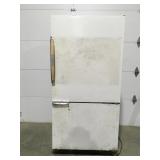 Amana energy saver refrigerator needs cleaned but