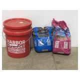 5 gallon bucket with lid and birdseed