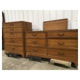 Sligh bedroom dressers & mirror