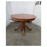 Claw Foot oak Round Pedestal Table, 2 leaves Claw Foot oak Round Pedestal Table, 2 leaves