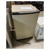 Small fridge (air condition, but runs)