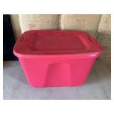 TOTE OF TOWELS/BLANKETS