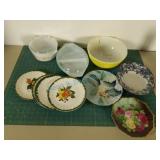 Pyrex cookware and miscellaneous decorative dishes Pyrex cookware and miscellaneous decorative dishes