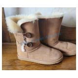 Women sheep skin boots Size 8 Women sheep skin boots Size 8