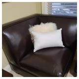 Modern Leather Style Knight's / Corner Chair Modern Leather Style Knight's / Corner Chair