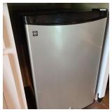 GE Compact Refrigerator Model SMR04DASACS