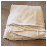 Home Accents White Soft Blanket