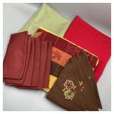 Lot of Tablecloths w/ Napkins Lot of Tablecloths w/ Napkins