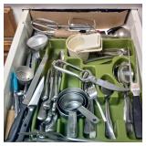 Contents of Drawer: Flatware & Knives Contents of Drawer: Flatware & Knives