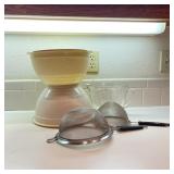 2 Strainers w/ Plastic Mixing Bowls 2 Strainers w/ Plastic Mixing Bowls