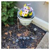 Flower Pot w/Lightup Walkway Stakes