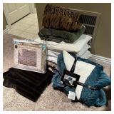 5 Pillows w/Quilt & Blanket Set