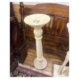 Round shabby chic stand