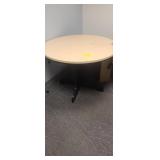 ROUND DESK