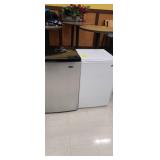 REFRIGERATOR S I BLACK I WHITE