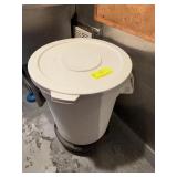 Rubbermaid Brute Trash Can with Lid
