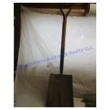 SQUARE SHOVEL