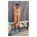 SNOW SHOVELS