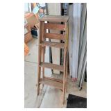 4' STEP LADDER