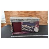 INTERNATIONAL FLATWARE SET