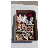 FIGURINES