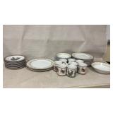 Sakura Debbie Mumm Christmas Dinnerware Set