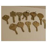 VARIETY OF VINTAGE KEYS