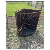 CORNER STALL FEEDER