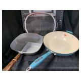 4 PANS, 1 LID AND LARGE STRAINER