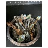 LOT OF VINTAGE SOUVENIR SPOONS IN SILVER PLATE