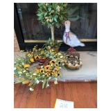 Household decor: wreath, frog vase, duck