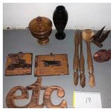 Miscellaneous decor and wooden utensils