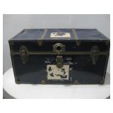 Vtg Foot Locker 31' x 17' x 16'  See Info