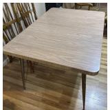 NICE DINING ROOM TABLE WITH TWO LEAVES
