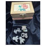 SMALL WOODEN JEWELRY BOX WITH SEVERAL PIECES OF
