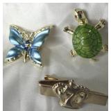 VINTAGE GOLD-TONE TURTLE BROOCH WITH A GREEN