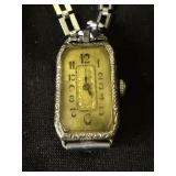 VINTAGE LADIES MECHANICAL WRISTWATCH FEATURING A