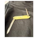 VINTAGE KUTMASTER POCKET KNIFE FEATURING A