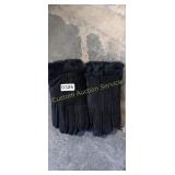 PAIR OF GLOVES