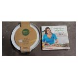 SET OF 3 PLASTIC DINNER PLATES