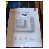 T3 PROGRAMMABLE THERMOSTAT