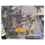 2 DOOR KNOBS WITH KEYS