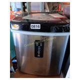 ICE MAKER
