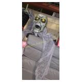 HALLOWEEN GROUND BREAKER DECORATION
