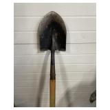 SMALL ROUND HEAD SHOVEL WITH LONG HANDLE