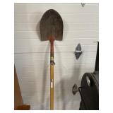 ROUND NOSE SHOVEL WITH LONG HANDLE