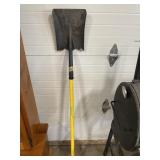 SQUARE NOSE SHOVEL W/FIBERGLASS HANDLE