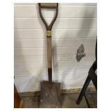 SQUARE NOSE SHOVEL W/SHORT HANDLE